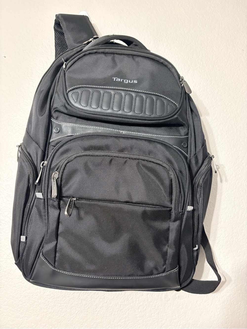 Targus Legend Black Backpack Several Pockets Padded Back Adj Straps Trolly Strap
